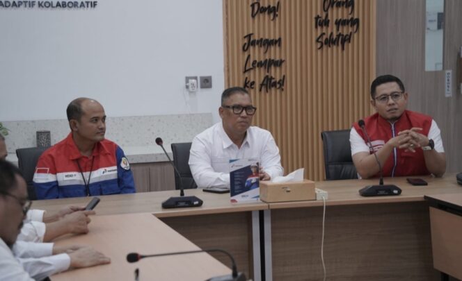 
					Kemeja Putih, Wakil Gubernur Kepri, Nyanyang Haris Pratamura. F-Kominfo Kepri 