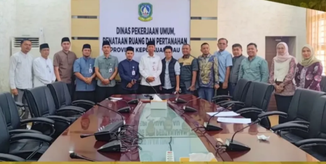 
					Rombongan Komisi III DPRD Provinsi Jambi disambut langsung oleh Kepala Dinas PUPP Kepri Rodi Yantari, S.T., M.M., M.T, Sekretaris DPUPP Kepri Faizal, S.E serta Kepala Bidang Bina Mabarga Armansyah Putra Simbolon, S.T., M.T, Kabid Cipta Karya Sayed Wahidin Sudirohusodo, S.T., M.M dan Kabid Bina Konstruksi Wan Evrizal, S.Kom,M.T, Selasa (03/03). F-DPUPP Kepri