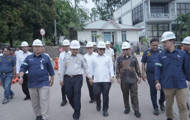 
					Wagub Nyanyang saat meninju kesiapan arus mudik di Pelabuhan telaga Punggur, Batam, Rabu (04/03). F-Kominfo Kepri 