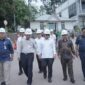 Wagub Nyanyang saat meninju kesiapan arus mudik di Pelabuhan telaga Punggur, Batam, Rabu (04/03). F-Kominfo Kepri