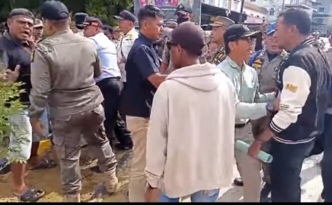 
					Aksi dorong-dorong antara pekerja yang disebut sebagai perwakilan pemilik lahan dengan petugas Satpol PP Kota Tanjungpinang dan pihak Kepolisian, Kamis (05/03) pagi. F-KEPRI.INFO