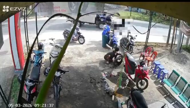 
					Detik-detik Mobil bertuliskan SPPG menabrak pengendara sepeda motor di Jalan Nusantara KM 20, Kijang. Kamis (05/04). F-Kepri.info