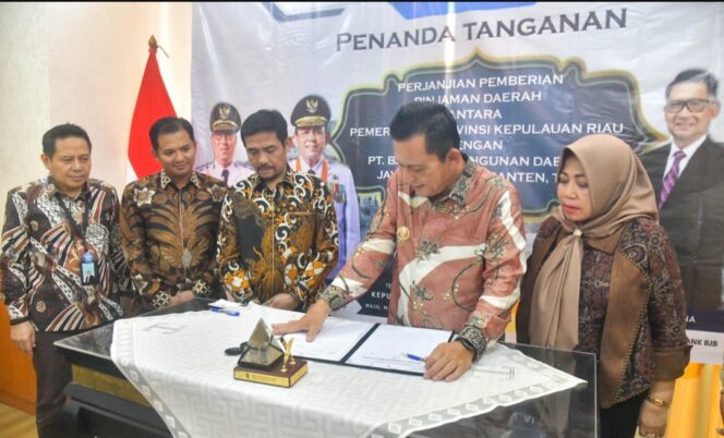 
					menandatangani Perjanjian Pemberian Pinjaman Daerah dengan Bank Pembangunan Daerah Jawa Barat dan Banten (Bank BJB) di Ruang VIP Pelabuhan Punggur, Batam, Kamis (5/3/2026). F-Kominfo Kepri 