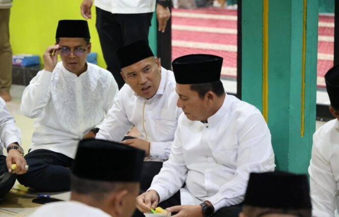 
					Gubernur Kepulauan Riau H. Ansar Ahmad bersama Wakil Gubernur Kepulauan Riau Nyanyang Haris Pratamura melaksanakan Safari Ramadan 1447 H dengan berbuka puasa bersama serta melaksanakan salat Maghrib berjamaah di Masjid Besar Baitul Karim, Kelurahan Tanjung Balai, Kecamatan Karimun, Kabupaten Karimun, Kamis (5/3). F-Kominfo Kepri 