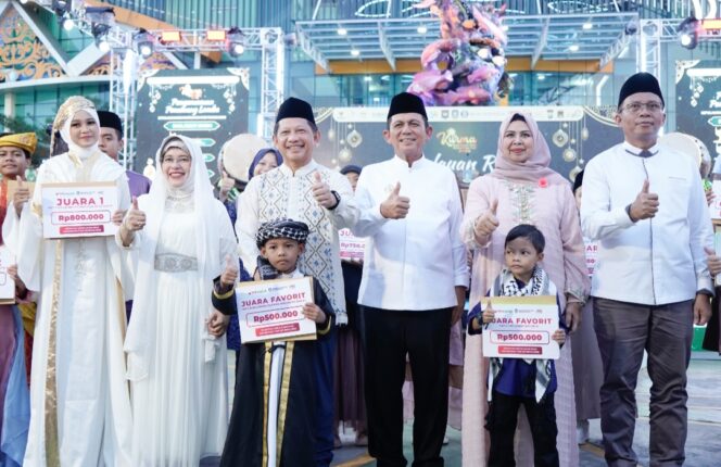 
					Menteri Dalam Negeri Republik Indonesia Tito Karnavian secara resmi menutup pelaksanaan KURMA (Kepulauan Riau Ramadhan Fair) 2026 yang digelar di halaman Gedung Dekranasda Provinsi Kepulauan Riau, Minggu (8/3/2026). F-Kominfo Kepri 