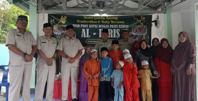 
					Ketua dan Pengurus PPAD Provinsi Kepulauan, foto bersama  Anak-anak Yatim Piatu dan Pengurus Panti Asuhan Al-Ibris, Jum'at (03/02) F.Kepri.Info