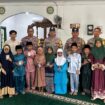 Personil Polsek Siantan saat memberikan bantuan Al-Qur'an kepada anak TPQ Pesisir Timur, Senin (16/03) F-Humas Polres Anambas 