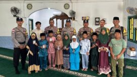 Personil Polsek Siantan saat memberikan bantuan Al-Qur'an kepada anak TPQ Pesisir Timur, Senin (16/03) F-Humas Polres Anambas 