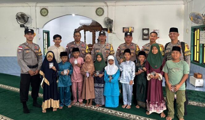 
					Personil Polsek Siantan saat memberikan bantuan Al-Qur'an kepada anak TPQ Pesisir Timur, Senin (16/03) F-Humas Polres Anambas 