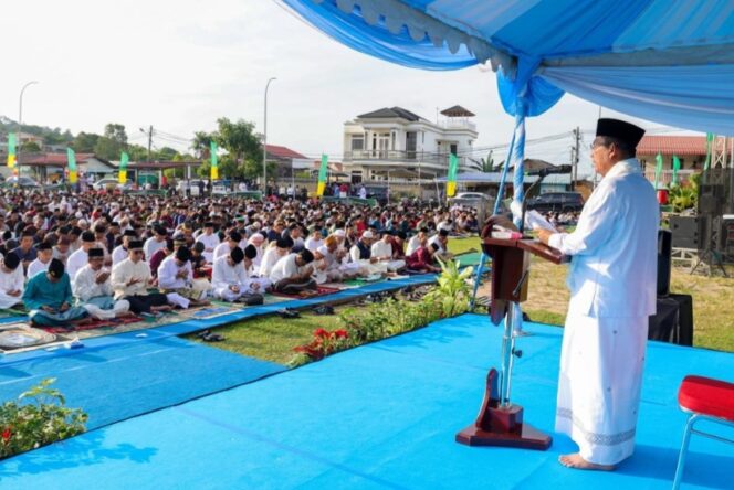 
					Gubernur Ansar saat menjadi Khatib Sholat IdulFitri 1447 H bersama warga Batam, Sabtu (21/03) F-kepriinfo Kepri