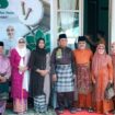 Gubernur Ansar, saat foto bersama warga di acara open house Hari Raya IdulFitri 1447 H, di Gedung Daerah, Minggu (22/03). F-Kominfo Kepri