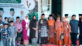 Gubernur Ansar, saat foto bersama warga di acara open house Hari Raya IdulFitri 1447 H, di Gedung Daerah, Minggu (22/03). F-Kominfo Kepri
