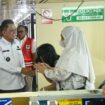 Gubernur Ansar didampingi Kapolda Kepri saat meninjau penumpang Kapal Pelni, Senin (16/03). F-Kominfo Kepri 