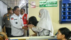 Gubernur Ansar didampingi Kapolda Kepri saat meninjau penumpang Kapal Pelni, Senin (16/03). F-Kominfo Kepri 