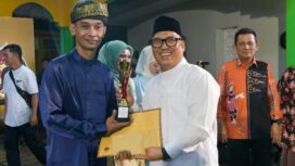 Wakil Gubernur Kepri, Nyanyang Haris Pratamura serahkan hadiah lomba, Sabtu (28/03) malam. F-Kominfo Kepri