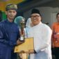 Wakil Gubernur Kepri, Nyanyang Haris Pratamura serahkan hadiah lomba, Sabtu (28/03) malam. F-Kominfo Kepri