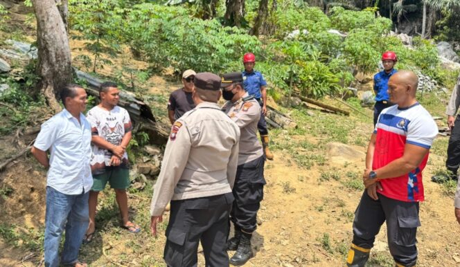 
					Personil Polres Kepulauan Anambas saat melakukan sosialisasi Karhutla kepada warga Anambas, Senin (30/03) F-Humas 