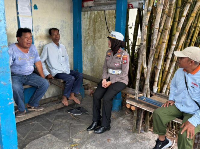 
					IPDA Mona Ike Magdalena, saat sosialisasi keselamatan berlalu lintas kepada pangkalan ojek pelabuhan, Senin (30/03) Pagi. F-Kepri.info