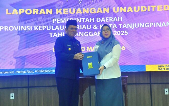 
					Gubernur Kepri Ansar Ahmad menyerahkan penyampaian Laporan Keuangan Unaudited Pemerintah Provinsi Kepualaun Riau Tahun Anggaran 2025, bertempat di Kantor BPK Batam Centre, Senin (30/3). F-Kominfo Kepri 