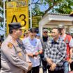 Wali Kota Batam, Amsakar Achmad, berbincang dengan Kapolda Kepri, Irjen Pol Asep Safrudin, saat meninjau arus mudik di Batam, Sabtu (14/3/2026).
