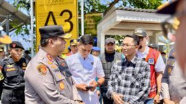 Wali Kota Batam, Amsakar Achmad, berbincang dengan Kapolda Kepri, Irjen Pol Asep Safrudin, saat meninjau arus mudik di Batam, Sabtu (14/3/2026).