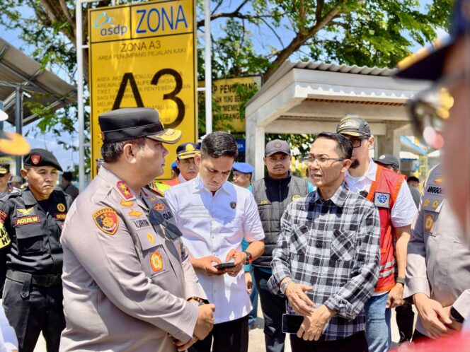 
					Wali Kota Batam, Amsakar Achmad, berbincang dengan Kapolda Kepri, Irjen Pol Asep Safrudin, saat meninjau arus mudik di Batam, Sabtu (14/3/2026).