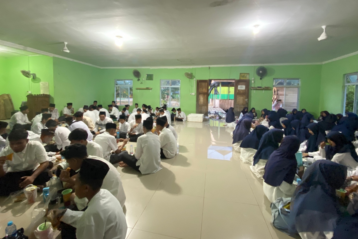 MTs Aqidatunnajin Gelar Bukber Bersama Yayasan, Diawali Khatam Al-Qur’an dan Dilanjutkan Mabit