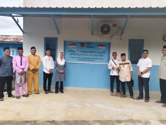 
					Bupati Natuna, Cen Sui Lan, meninjau langsung kesiapan Dapur Satuan Pelayanan Pemenuhan Gizi (SPPG) di Desa Sabang Mawang, Kecamatan Pulau Tiga, Selasa (10/03/2026).