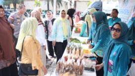 Ketua TP PKK Provinsi Kepri Dewi Kumalasari meninju salah satu stan di Gerakan Pangan Murah Serentak yang diselenggarakan oleh Televisi Republik Indonesia (TVRI) Pusat bersama 31 stasiun TVRI daerah di Kabupaten Bintan, Rabu (11/3/2026). (TP PKK Kepri)