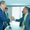 Menteri Energi dan Sumber Daya Mineral (ESDM), Bahlil Lahadalia bertemu dengan Menteri Tenaga Kerja sekaligus penanggung jawab energi Singapura, Tan See Leng, di Tokyo, Jepang, Minggu (15/3/2026). [Dok. Kementerian ESDM]
