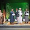 Amrie Poerbha Yogya Sayektie (dua dari kiri) terima penghargaan juara satu dari ketau FKM Kota Tanjungpinang