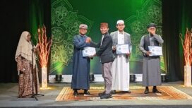 Amrie Poerbha Yogya Sayektie (dua dari kiri) terima penghargaan juara satu dari ketau FKM Kota Tanjungpinang