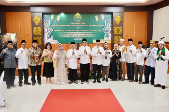 
					Gubernur Kepri Ansar Ahmad (tengah) bersama jajaran Pengadilan Tinggi Kepulauan Riau dalam suasana berbuka puasa bersama digelar Pengadilan Tinggi Kepri, Senin (9/3/2026). (Diskominfo Kepri)