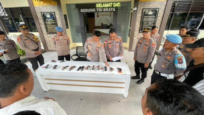 
					Kapolresta Tanjungpinang Kombes Pol Indra Ranu Dikarta, S.I.K., M.Si., melaksanakan pengecekan senjata api (senpi) dinas inventaris yang dipegang oleh personel. Senin (09/03/2026)
