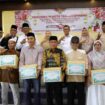 Kota Tanjungpinang menyerahkan paket bingkisan kepada Ketua RT dan RW se-Kota Tanjungpinang. Kegiatan tersebut dilaksanakan di Aula Kantor Dinsos Kota Tanjungpinang dan disejalankan dengan penyerahan simbolis insentif RT/RW, Rabu (11/03/2026).
