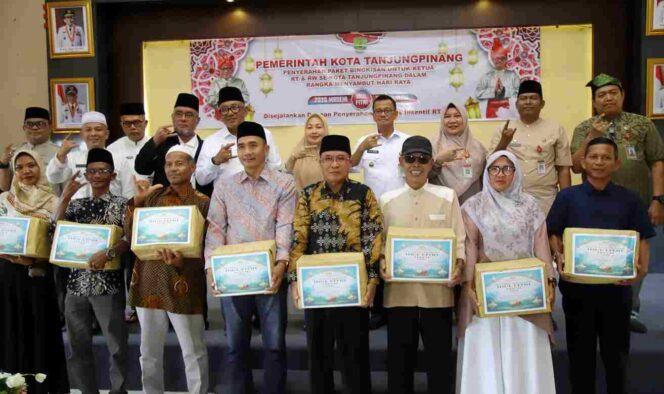 
					Kota Tanjungpinang menyerahkan paket bingkisan kepada Ketua RT dan RW se-Kota Tanjungpinang. Kegiatan tersebut dilaksanakan di Aula Kantor Dinsos Kota Tanjungpinang dan disejalankan dengan penyerahan simbolis insentif RT/RW, Rabu (11/03/2026).