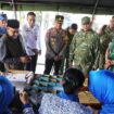 Pj Sekdaprov Kepri Luki Zaiman Prawira meninjau sekaligus berbelanja di salah satu stan Bazar Ramadan Kogabwilhan I di Tugu Sirih, Tanjungpinang, Jumat (13/3/2026).