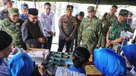 Pj Sekdaprov Kepri Luki Zaiman Prawira meninjau sekaligus berbelanja di salah satu stan Bazar Ramadan Kogabwilhan I di Tugu Sirih, Tanjungpinang, Jumat (13/3/2026).