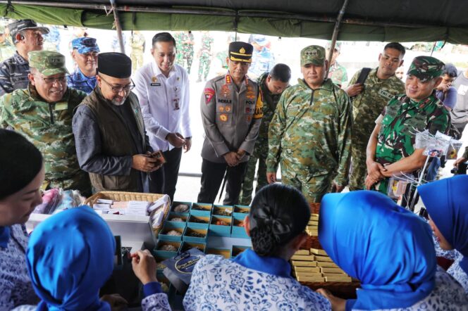 
					Pj Sekdaprov Kepri Luki Zaiman Prawira meninjau sekaligus berbelanja di salah satu stan Bazar Ramadan Kogabwilhan I di Tugu Sirih, Tanjungpinang, Jumat (13/3/2026).