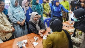 Ketua TP PKK Kepri, Dewi Kumalasari Ansar melaksanakan pengecekan kesehatan yang menjadi rangkaian kegiatan GENTING Goes to Campus digelar TP PKK Kepri di UMRAH, Kamis (12/3/2026).