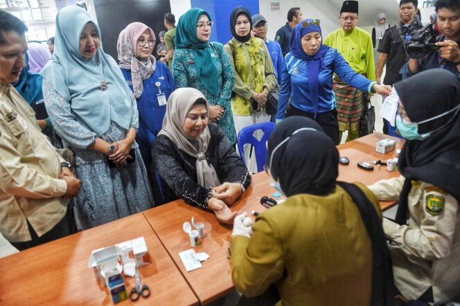
					Ketua TP PKK Kepri, Dewi Kumalasari Ansar melaksanakan pengecekan kesehatan yang menjadi rangkaian kegiatan GENTING Goes to Campus digelar TP PKK Kepri di UMRAH, Kamis (12/3/2026).