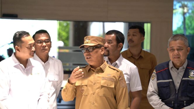 
					Wagub Kepri Nyanyang Haris Pratamura didampingi Kadis Perhubungan dan Kasatpol PP Kepri melakukan sidak di Bandara Hang Nadim, Batam, Kamis (12/3/2026)/ (Diskominfo Kepri)