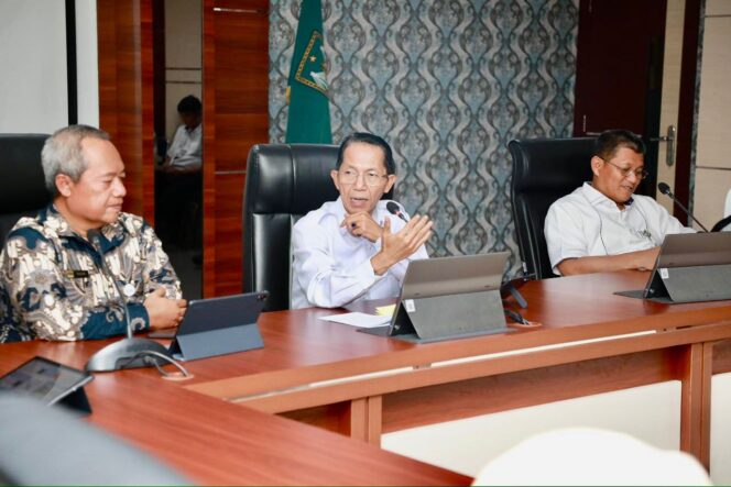 
					Wali Kota Batam, Amsakar Achmad, menghadiri Entry Meeting Evaluasi Perencanaan dan Penganggaran Tahun Anggaran 2026 bersama BPKP Kepri di Kantor Wali Kota Batam, Rabu (11/3/2026)./F:Diskominfo Batam