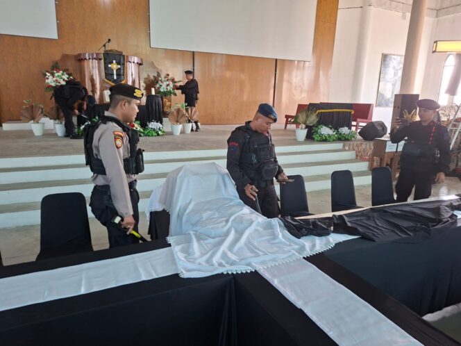 
					Tim JIBOM Sat Brimob Polda Kepulauan Riau yang melakukan pemeriksaan menyeluruh disalah satu gereja di Tanjungpinang Timur, Jum'at (03/04) F-Humas Polresta Tanjungpinang 