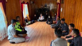 Anggota Satlantas Polres Kepulauan Anambas saat mengunjungi rumah korban laka lantas. 