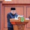 Ketua Pansus LKPj Dasril, S.P memberikan Laporan Akhir dan menyerahkan Rekomendasi DPRD Kota Tanjungpinang kepada Wakil Walikota Tanjungpinang di hadapan Sidang Paripurna.