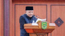 Ketua Pansus LKPj Dasril, S.P memberikan Laporan Akhir dan menyerahkan Rekomendasi DPRD Kota Tanjungpinang kepada Wakil Walikota Tanjungpinang di hadapan Sidang Paripurna.