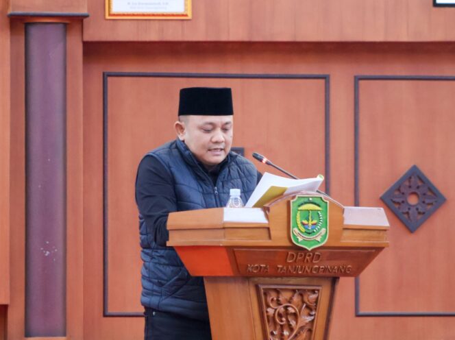 
					Ketua Pansus LKPj Dasril, S.P memberikan Laporan Akhir dan menyerahkan Rekomendasi DPRD Kota Tanjungpinang kepada Wakil Walikota Tanjungpinang di hadapan Sidang Paripurna.