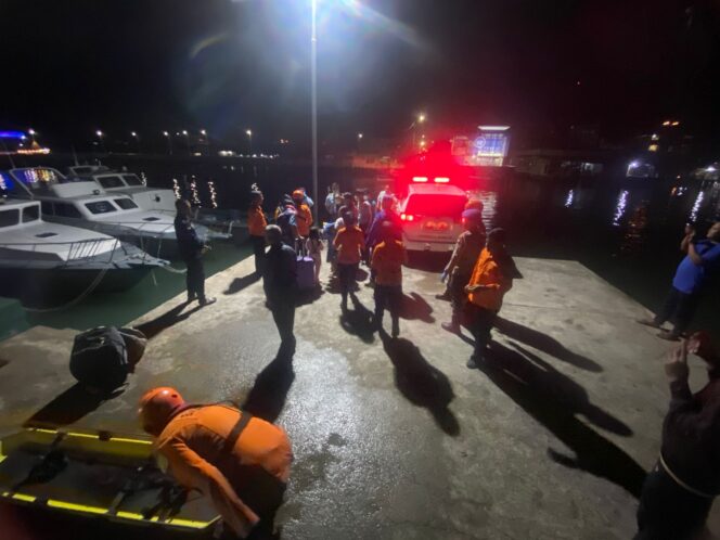 
					Personel Satuan Polisi Perairan dan Udara (Sat Polairud) Polresta Tanjungpinang menunjukkan respons cepat dan profesional dalam menangani evakuasi serta pengamanan terhadap seorang warga yang meninggal dunia di perairan Pulau Karas, Selasa (07/04/2026) malam. F-Kepri.info