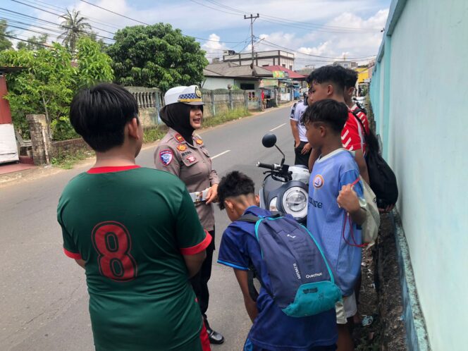 
					personel Satlantas memberikan edukasi serta himbauan kepada para remaja agar selalu mematuhi peraturan lalu lintas, Rabu (08/04). F-Kepri.info